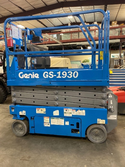 GENIE GS1930 SCISSOR LIFT, SELF PROPELLED, 19' PLATFORM HEIGHT, BUILT IN BATTERY CHARGER, SLIDE OUT