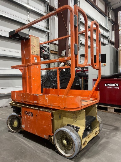 JLG MANLIFT MODEL 1230ES, ELECTRIC, MAX PLATFORM HEIGHT 12FT, NON MARKING TIRES, BATTERY CHARGER