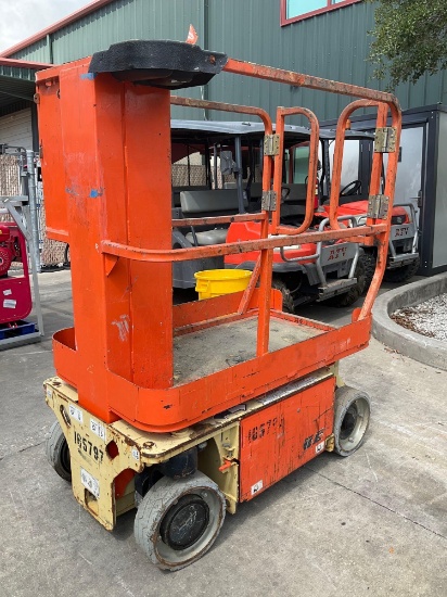 2016 JLG MANLIFT MODEL 1230ES, ELECTRIC, APPROX MAX PLATFORM HEIGHT 12FT, NON MARKING TIRES,