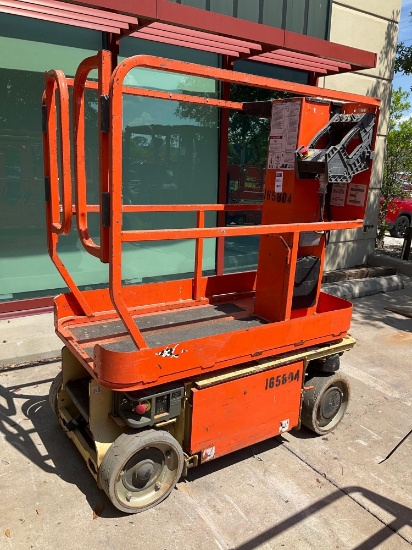 2016 JLG MANLIFT MODEL 1230ES, ELECTRIC, APPROX MAX PLATFORM HEIGHT 12FT, NON MARKING TIRES, BUIL...