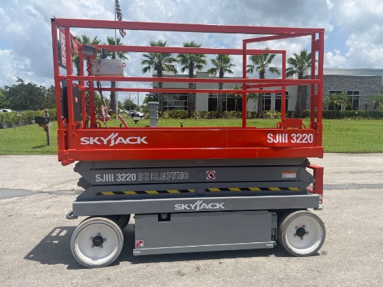SKYJACK SJIII 3220 ELECTRIC SCISSOR LIFT, 20' PLATFORM HEIGHT, SLIDE OUT WORK PLATFORM, BUILT IN