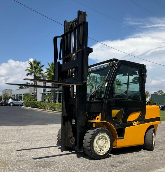 YALE FORKLIFT MODEL GLP090VXNGAV098, LP POWERED, ENCLOSED CAB, APPROX MAX CAPACITY 8750LBS, MAX H...