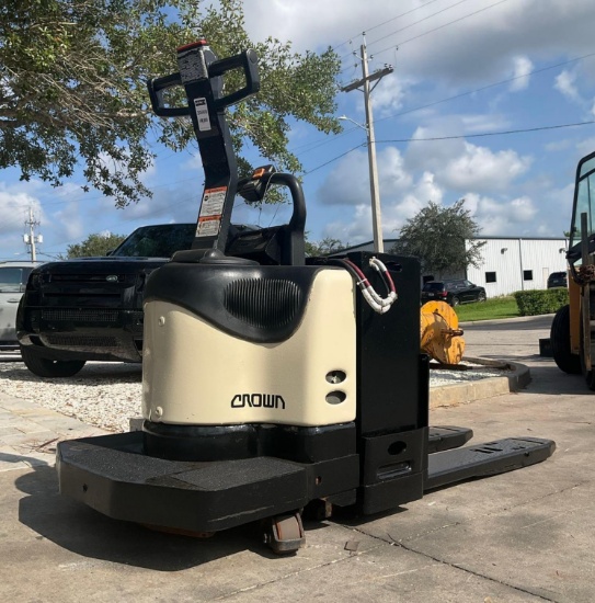 CROWN PE 4500 SERISE PALLET JACK MODEL PE450-60, ELECTRIC, 24V, MAX CAPACITY 6000, RUNS AND OPERA...