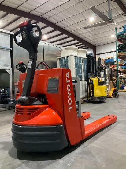 TOYOTA PALLET JACK MODEL 7HBW23, ELECTRIC, 24V, MAX CAPACITY 4500LBS, RUNS AND OPERATES