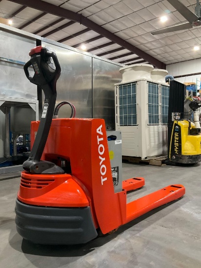 TOYOTA PALLET JACK MODEL 7HBW23, ELECTRIC, 24V, MAX CAPACITY 4500LBS, RUNS AND OPERATES