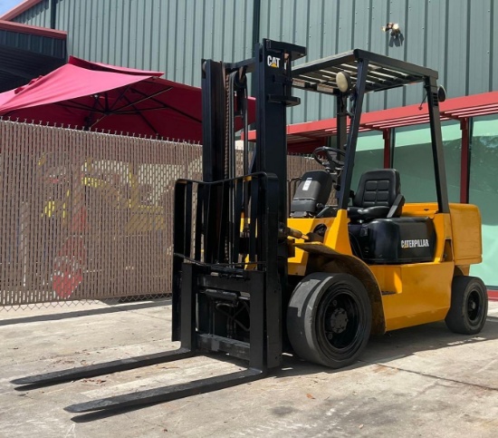 CATERPILLAR FORKLIFT MODEL DP30K, DIESEL, APPROX 6,000LB CAPACITY , TILT, SIDE SHIFT, RUNS &