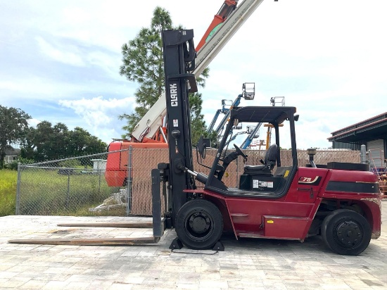 2016 CLARK FORKLIFT MODEL C75L, LP POWERED, APPROX MAX HEIGHT 217", TILT, SIDE SHIFT, MAST APPROX