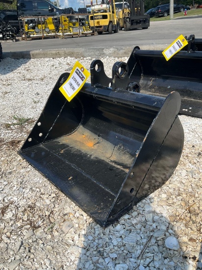 ( 1 ) UNUSED BUCKET ATTACHMENT FOR MINI EXCAVATOR , APPROX 19in WIDE