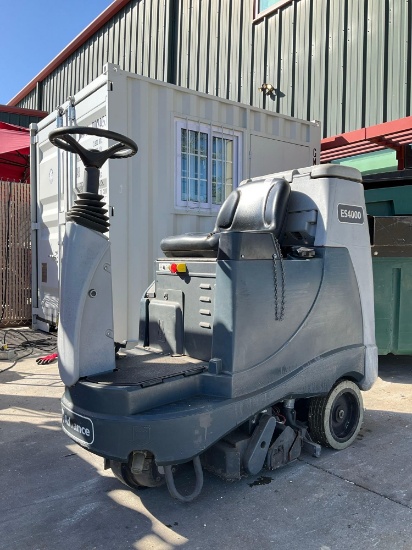 NILFISK ADVANCE ES4000 RIDE ON FLOOR CLEANING MACHINE, ELECTRIC, 24V, BUILT IN BATTERY CHARGER