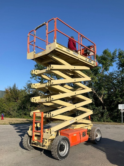 JLG SCISSOR LIFT MODEL 4069LE, ELECTRIC, APPROX MAX PLATFORM HEIGHT 40FT, LOW HRS SHOWING, BUILT IN