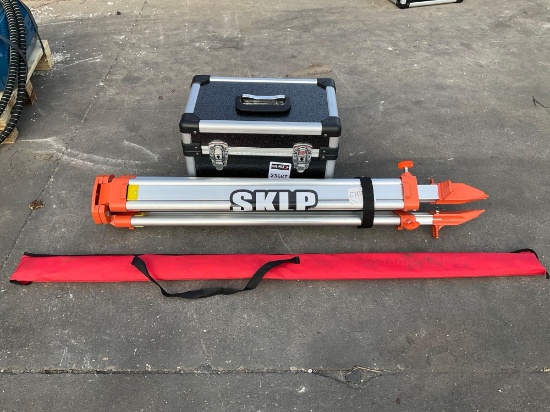 UNUSED 2025 SELF-LEVELING ROTARY LASER IN CARRYING CASE , OPERATING MANUAL / MEASURING STICK & ST...