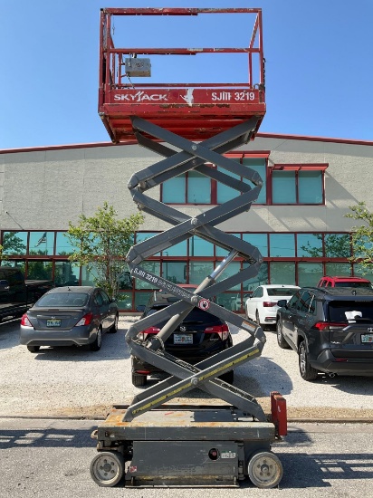 2012 SKYJACK SCISSOR LIFT MODEL SJIII 3219, ELECTRIC, APPROX MAX PLATFORM HEIGHT 19FT, NON MARKIN...