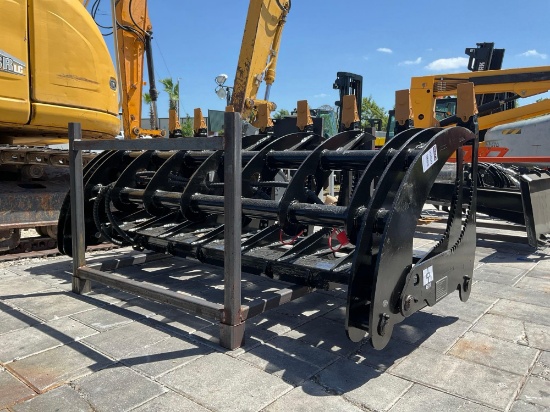 ( 1 ) UNUSED 2025GIYI CURVED LOG GRABBER ATTACHMENT MODEL GY-CLG72C FOR SKID STEER, APPROX 72in