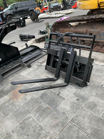 UNUSED 2024GIYISIDE SHIFT FORK ATTACHMENT MODEL GY-CYHC FOR MINI SKID STEER