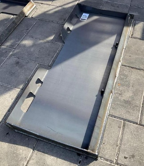 UNUSED YINTATECH 1/4in UNIVERSAL QUICK ATTACH MOUNT PLATE, APPROX 45in W