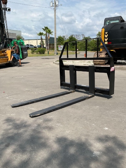 UNUSED KIVELPALLET FORK ATTACHMENT FOR UNIVERSAL SKID STEER, APPROX MAX CAPACITY 3500LBS
