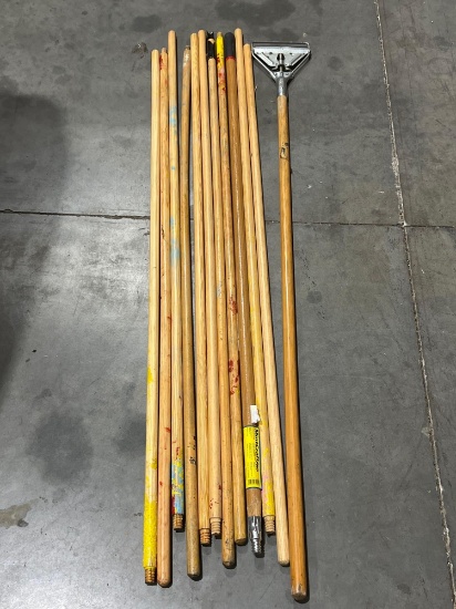 LOT OF WOODEN MOP, BROOM, AND PAINTER HANDLES: APPROXIMATELY 12