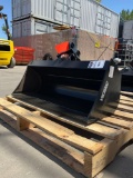 ( 1 ) 2025 UNUSED VICSEC TITLING BUCKET ATTACHMENT FOR EXCAVATOR, APPROX 32in, FITS 1-3TON EXCAVA...