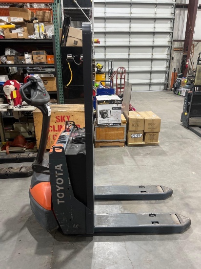 2023 TOYOTA PALLET JACK MODEL 8HBW23, RUNS AND OPERATES