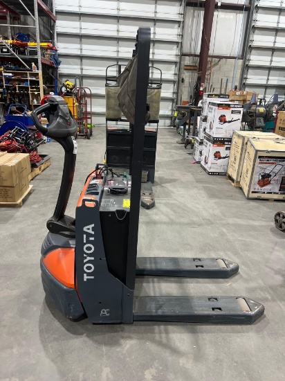 2023 TOYOTA PALLET JACK MODEL 8HBW23, RUNS AND OPERATES
