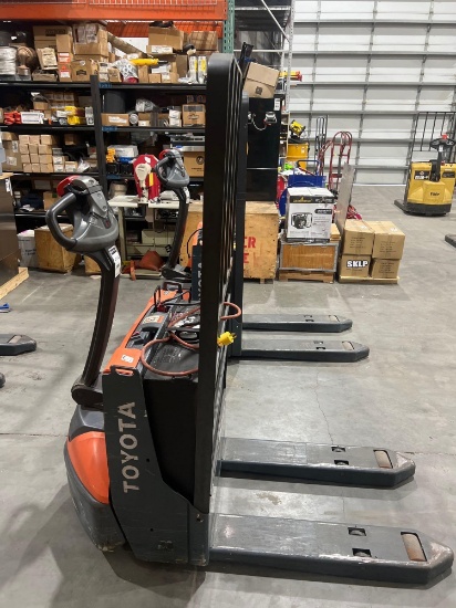 2021 TOYOTA PALLET JACK MODEL 8HBW23, RUNS AND OPERATES