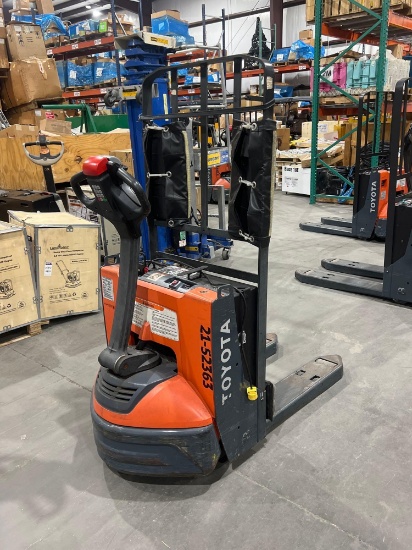 2021 TOYOTA PALLET JACK MODEL 8HBW23, RUNS AND OPERATES