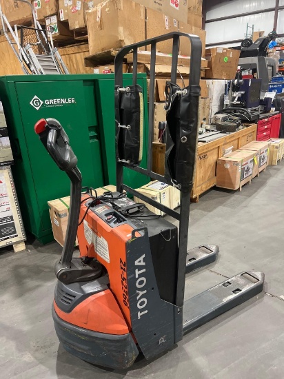 2021 TOYOTA PALLET JACK MODEL 8HBW23, RUNS AND OPERATES