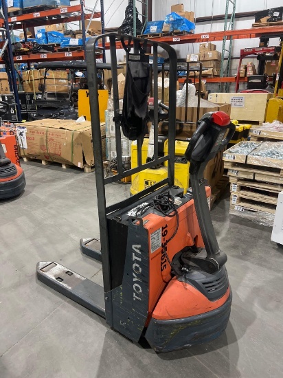 2019 TOYOTA PALLET JACK MODEL 35615, RUNS AND OPERATES