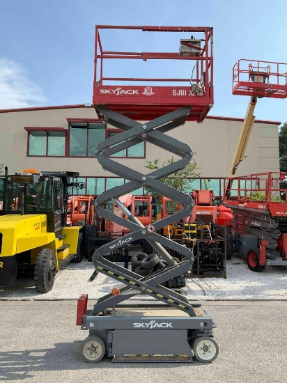 2015 SKYJACK SCISSOR LIFT MODEL SJIII 3219, ELECTRIC, APPROX MAX PLATFORM HEIGHT 19FT, NON MARKING