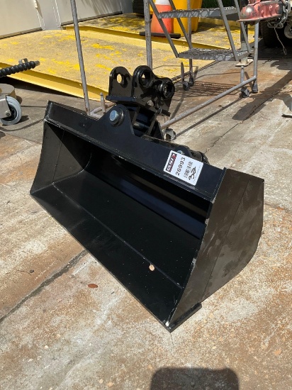 ( 1 ) 2025 UNUSED VICSEC TITLING BUCKET ATTACHMENT FOR EXCAVATOR, APPROX 32in, FITS 1-3TON EXCAVA...