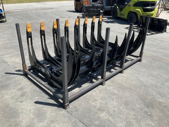 ( 1 ) UNUSED 2025GIYI CURVED LOG GRABBER ATTACHMENT MODEL GY-CLG72C FOR SKID STEER, APPROX 72in