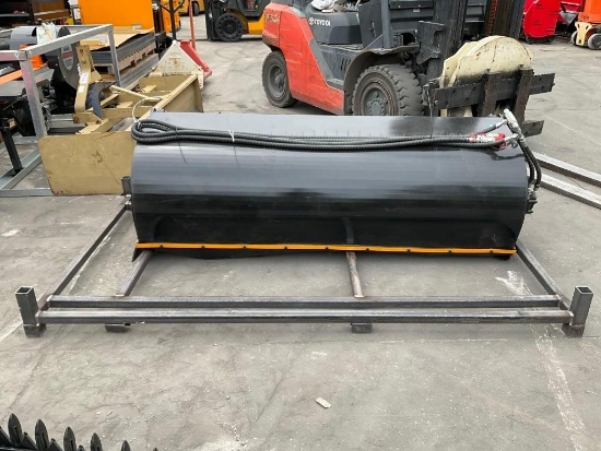 UNUSED 2025 GIYI BOXBROOM SWEEPER ATTACHMENT MODEL GY-BS72B FOR UNIVERSAL SKID STEER, APPROX