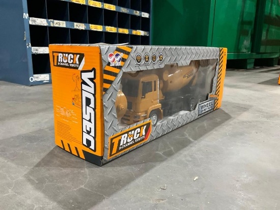 UNUSED TOY ENGINEERING WHEEL DRIVE 8 CHANNEL REMOTE MIXING TRUCK(PLEASE NOTE STOCK PHOTOS USED)