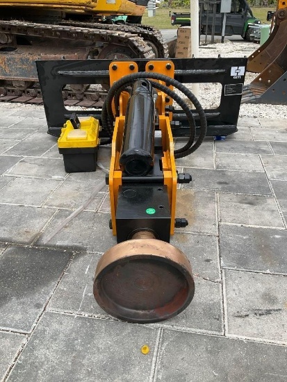 ( 1 ) UNUSED 2025 GIYI SKID STEER POST DRIVER MODEL 680; APPROX DRIVE OIL PRESSURE 72in, APPROX B...