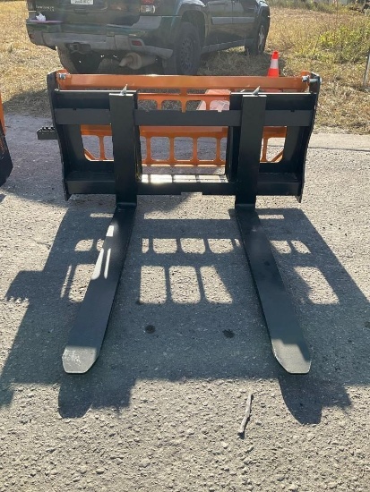 ( 1 ) UNUSED 2025 LANDHONOR PALLET FORK ATTACHMENT MODEL PF-11-3500G FOR UNIVERSAL SKID STEER (