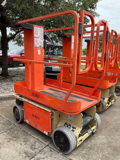 JLG MANLIFT MODEL 1230ES, ELECTRIC, APPROX MAX PLATFORM HEIGHT 12FT, NON MARKING TIRES, BUILT IN