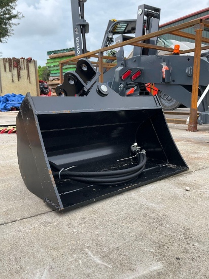 ( 1 ) UNUSED 2026 TILTING BUCKET ATTACHMENT FOR EXCAVATOR, APPROX 24in ; APPROX PIN DIA 1 IN