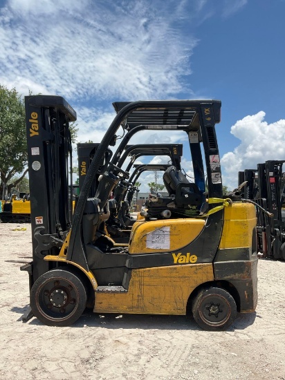2015 YALE MODEL GLC060VXNVSE088 6,000LB CAPACITY LP POWERED FORKLIFT, TILT, SIDE SHIFT/ AUX