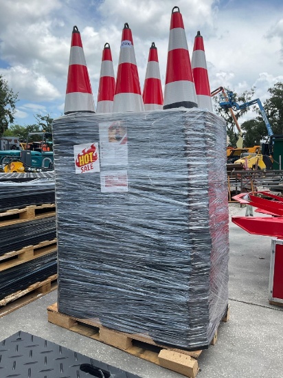 ( 1 ) PALLET OF UNUSED REFLECTIVE SAFETY TRAFFIC CONES TYPE TSC, APPROX 250PCS, APPROX 28 in T EACH