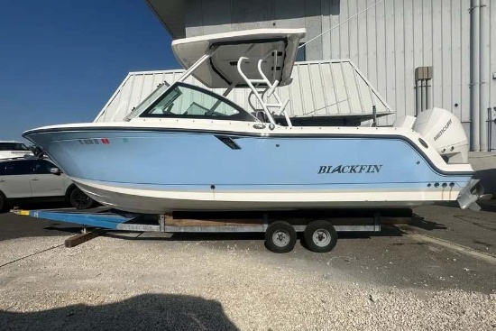 2021 BLACKFIN 252 DC 25 FT BOAT; TWIN YAMAHA FOUR-STROKE OUTBOARDS, APPROX 111 ORIGINAL HOURS;