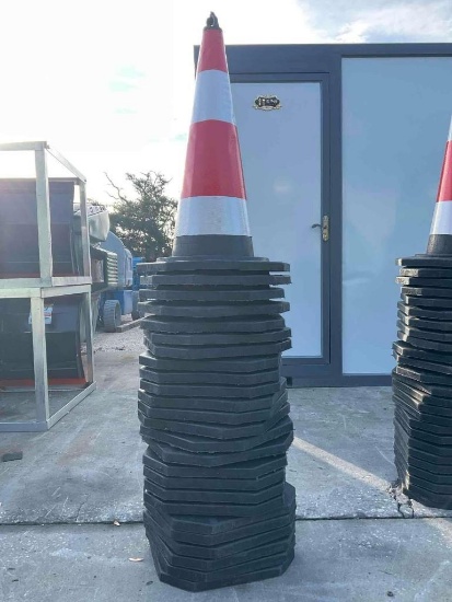 UNUSED REFLECTIVE SAFETY TRAFFIC CONES TYPE TSC, APPROX 25PCS, APPROX 28 in T EACH