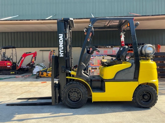 HYUNDAI FORKLIFT MODEL 25L-7A, LP POWERED, APPROX MAX CAPACITY APPROX 5000LBS, APPROX MAX HEIGHT
