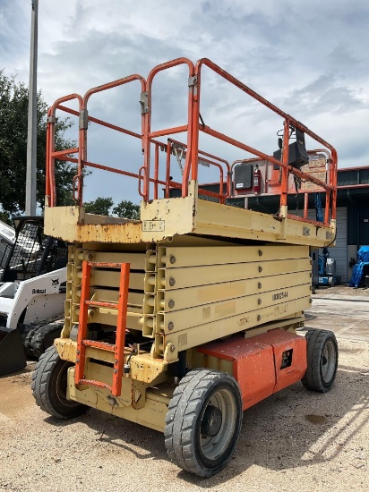 2014 JLG SCISSOR LIFT MODEL 4069LE, ELECTRIC, APPROX MAX PLATFORM HEIGHT 40FT, NON MARKING TIRES,