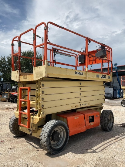 2014 JLG SCISSOR LIFT MODEL 4069LE, ELECTRIC, APPROX MAX PLATFORM HEIGHT 40FT, NON MARKING TIRES,