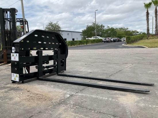 ( 1 ) UNUSED 2026GIYI SIDE SHIFT FORK ATTACHMENT MODEL SF60 FOR SKID STEER, APPROX 5FT FORKS, APPRO