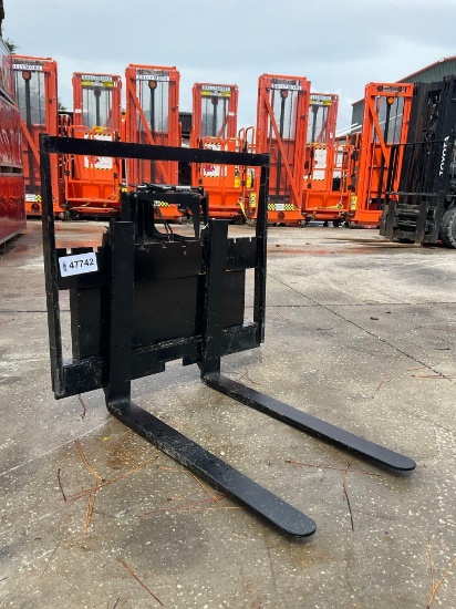 UNUSED 2026 MINI FORKS ATTACHMENT FOR MINI SKID STEER, APPROX 25in W , FORKS APPROX 30in L
