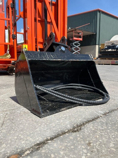 ( 1 ) UNUSED 2026 TILTING BUCKET ATTACHMENT FOR EXCAVATOR, APPROX 24 IN ; APPROX PIN DIA 1 IN