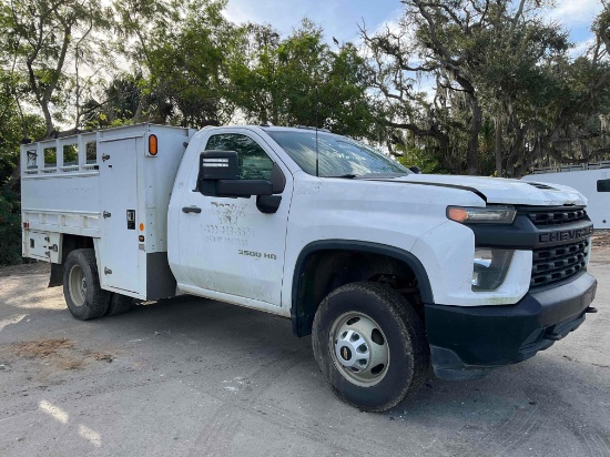 2020 CHEVROLET SILVERADO 3500HD UTILITY TRUCK W/ AIR COMPRESS AND LIFT GATE ATTACHED, MISSING CAT