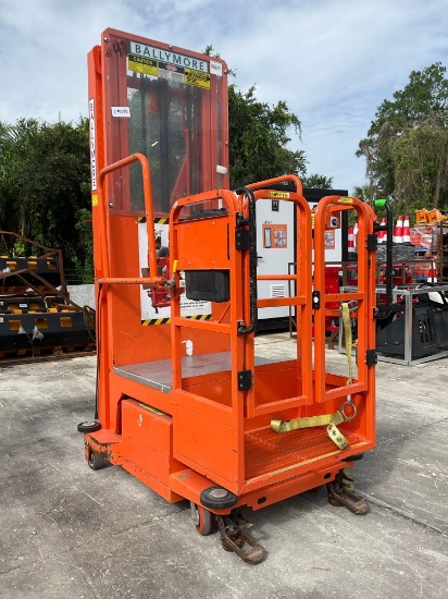 2015 BALLYMORE VERTICAL MAST MAN LIFT MODEL PS-140H, APPROX MAX PLATFORM HEIGHT 12FT, BUILT IN