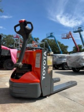 TOYOTA PALLET JACK MODEL 8HBW23, ELECTRIC, 24V, APPROX MAX CAPACITY 4500LBS, RUNS W/ JUMP